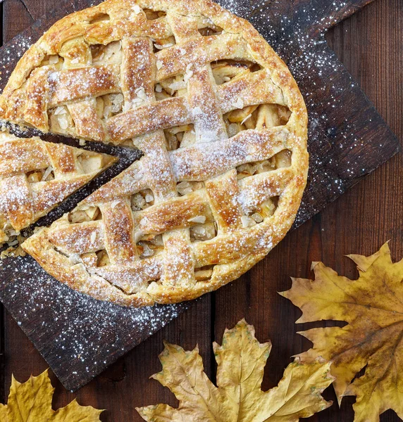 Tarte Aux Pommes Ronde Cuite Four Sur Une Vieille Planche — Photo