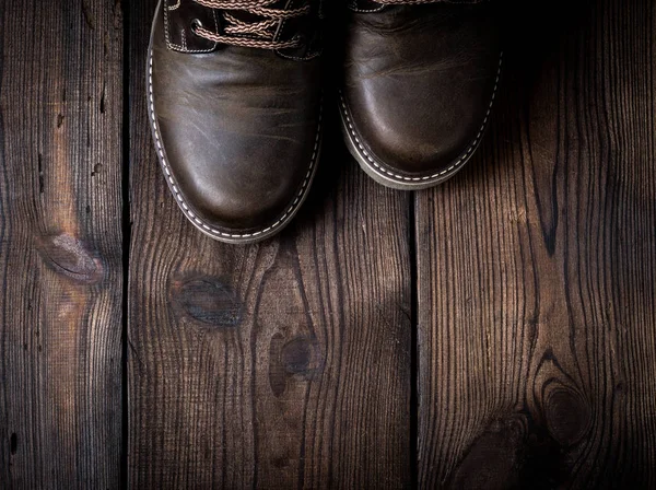 一双皮革棕色的鞋在木制背景 空白空间 — 图库照片