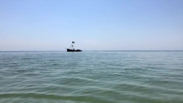 Kleines Ausflugsboot Segelt Über Die Gewässer Des Schwarzen Meeres Ukraine — Stockvideo