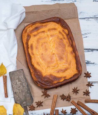 süzme peynir ve balkabağı beyaz ahşap bir masa üstten görünüm üzerinde bütün dikdörtgen pasta