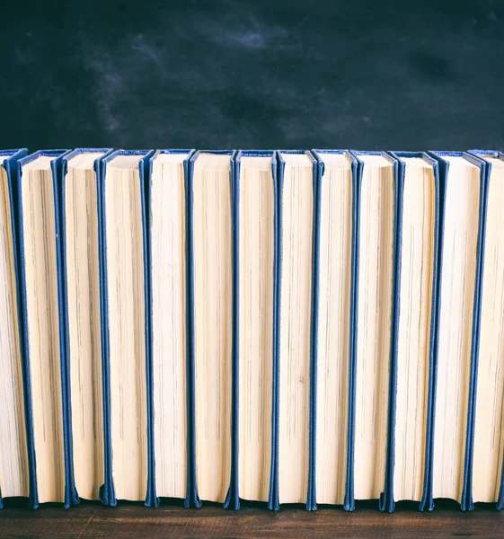 Muchos Libros Una Mesa Madera Marrón Espacio Blanco Parte Superior — Foto de Stock