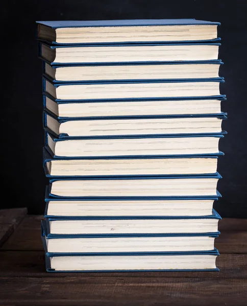 Gran Pila Libros Una Cubierta Azul Sobre Una Mesa Madera — Foto de Stock