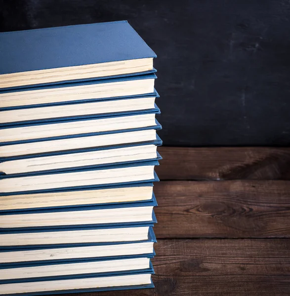 Gran Pila Libros Una Cubierta Azul Sobre Una Mesa Madera — Foto de Stock