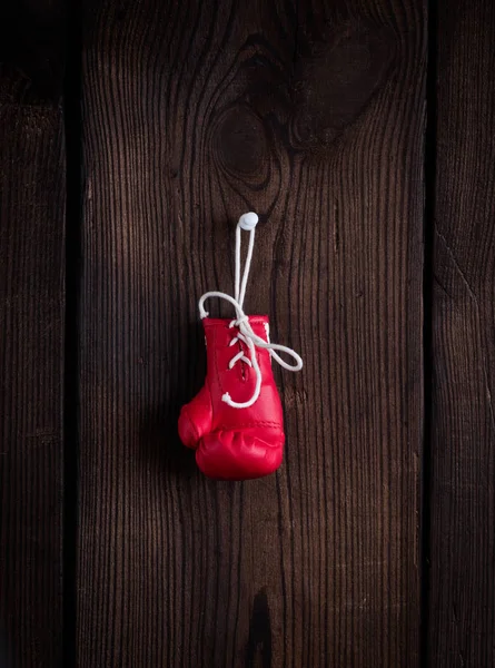 Одна Кожаная Красная Боксерская Перчатка Шнурками Коричневом Деревянном Фоне — стоковое фото