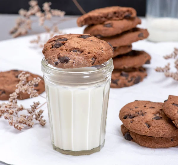 Glass Milk Chocolate Chip Cookies Close — Stock Photo, Image