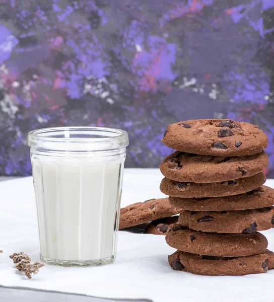 Glass Milk Chocolate Chip Cookies Close — Stock Photo, Image