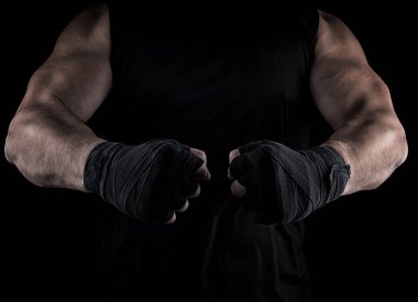 iki erkek ellerini siyah bir bandaj içinde vücut parçaları gövde, siyah arka plan önünde geçirdi.