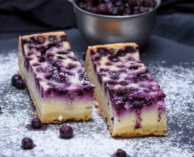 pasta peynir ve yaban mersini siyah bir zemin üzerine parçaları 