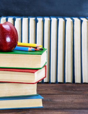 Kitaplar, okul için arka plan bir yığında yalan olgun kırmızı elma