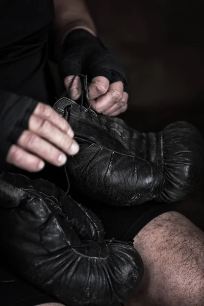 Atleta Pone Guantes Boxeo Cuero Negro Antes Una Pelea Enfoque — Foto de Stock