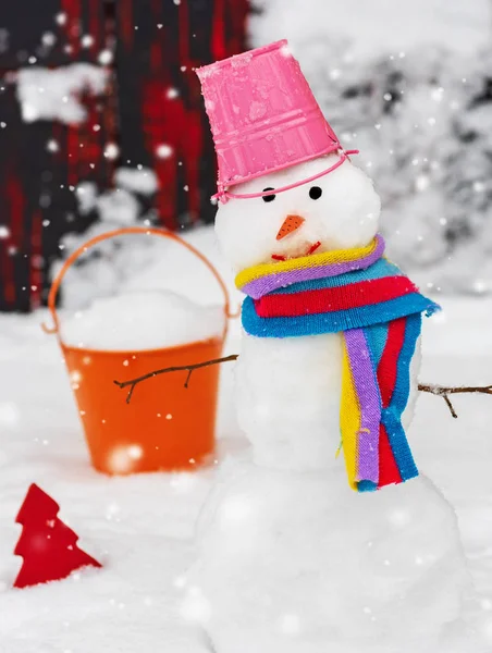 Sneeuwpop Met Een Emmer Zijn Hoofd Witte Sneeuw Een Winterdag — Stockfoto