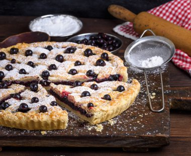 yuvarlak siyah frenk üzümü pasta ve şeker buzlanma ile toz, kapat