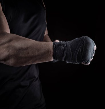 atlet sargılı, bir gergin kolu ile siyah arka plan ayakta