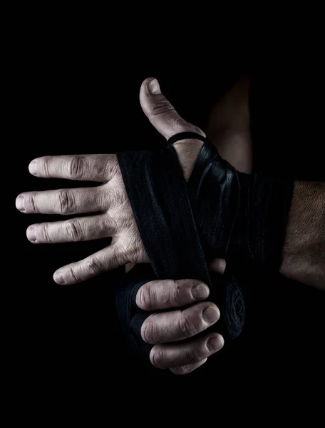 Homem Envolve Suas Mãos Bandagem Têxtil Preta Para Esportes Fundo — Fotografia de Stock