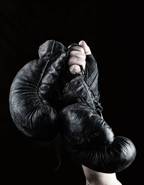 Levantó Mano Del Hombre Sostiene Par Viejos Guantes Boxeo Cuero — Foto de Stock