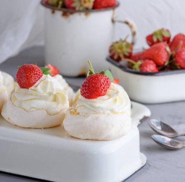 beze krema ve taze çilek ile pişmiş, yakın çekim