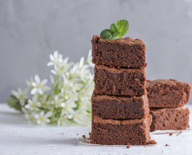 yığın kare dilim kek pasta beyaz bir yüzeye pişmiş, yakın çekim