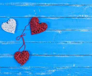 Hasır kalp mavi ahşap tahta arka plan, kopya alanı üzerinde
