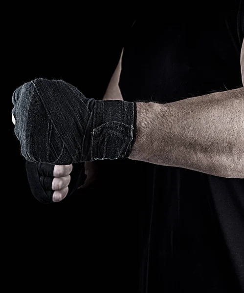 运动员站在一个伸展的手臂包扎 黑色的背景 — 图库照片