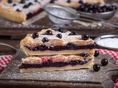 siyah frenk üzümü pasta ve şeker buzlanma ile toz, kapat