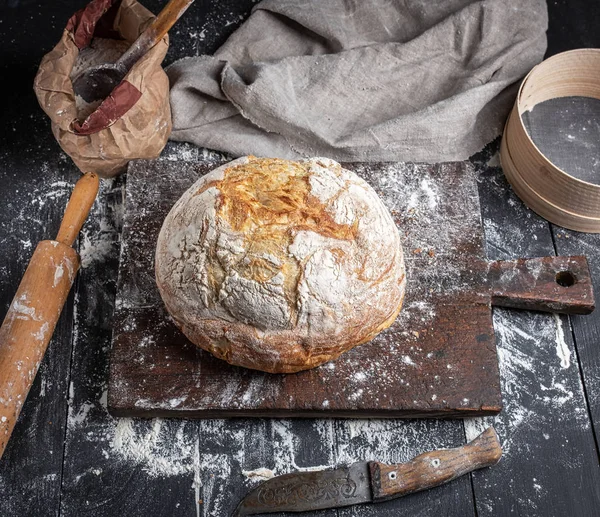 Pão Cozido Forno Farinha Trigo Branco Rolo Madeira Placa Corte — Fotografia de Stock