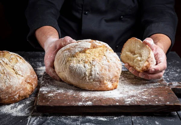 siyah bir tunik aşçı ekmek taze tutar, yakın çekim