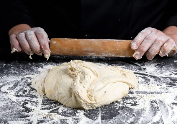 White Wheat Flour Dough Wooden Rolling Pin Male Hands — Stock Photo, Image