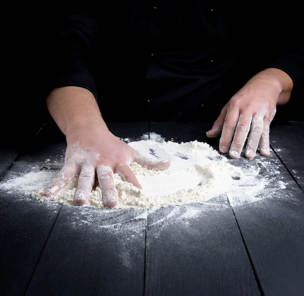 黒の木製のテーブルと つの男性の手に小麦粉をホワイト クローズ アップ — ストック写真