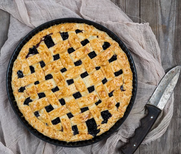 Gebackener Runder Schwarzer Johannisbeerkuchen Auf Holzgrund Ansicht Von Oben — Stockfoto