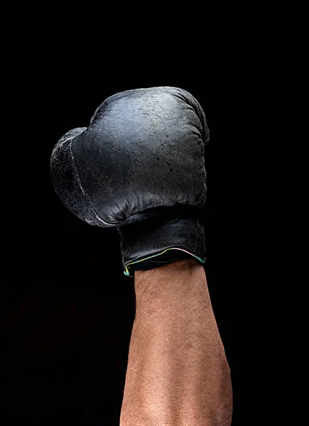黒革ボクシングの人間の手が上がっている 黒の背景をグローブします — ストック写真