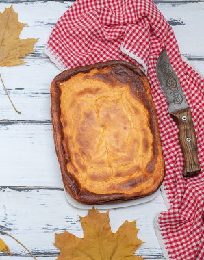 süzme peynir ve balkabağı beyaz ahşap bir masa üstten görünüm üzerinde bütün dikdörtgen pasta