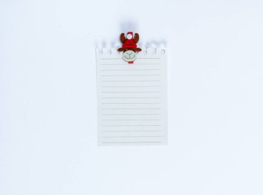 beyaz bir arkaplan üzerinde not defterinden yırtılan boş bir sayfa