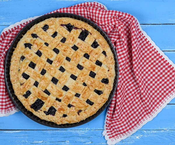 Gâteau Aux Fruits Cuit Rond Sur Une Serviette Textile Rouge — Photo