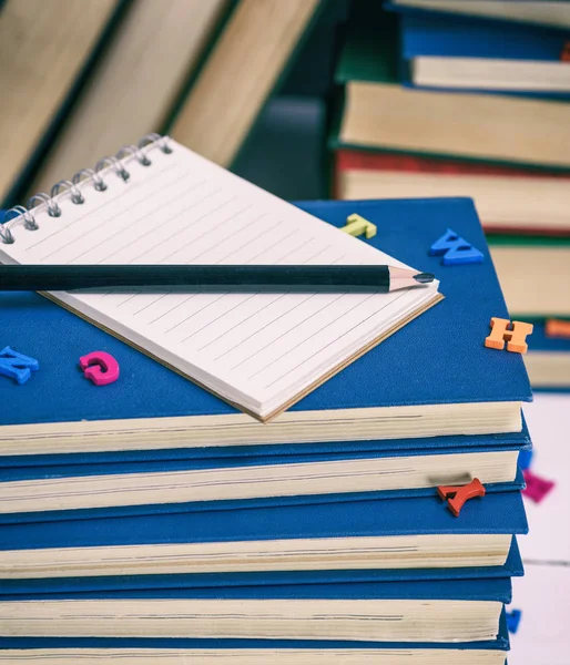 Quaderno Vuoto Con Fogli Bianchi Molti Libri Diversi Vicino — Foto Stock