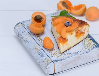 fırında peynirli turta ve kayısı, beyaz arkaplan