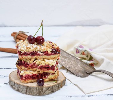 yığın kiraz ile pasta, ufalanan hamur kabartma, yakın çekim