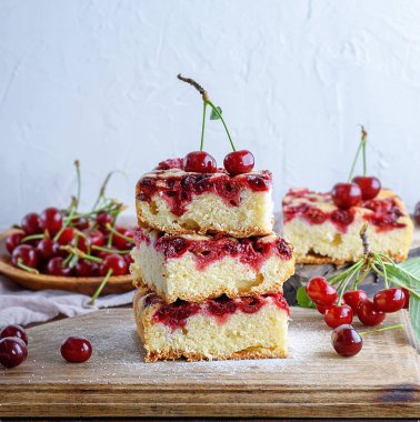 Beyaz arka planda beyaz bir tahta üzerinde kirazlı bisküvi dilimleri.