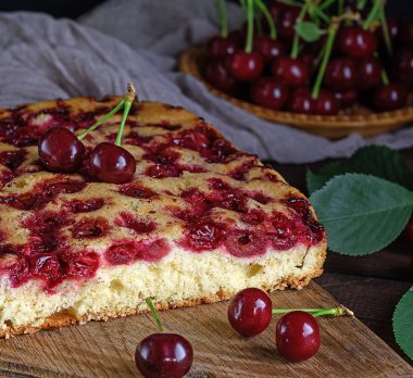  kahverengi ahşap tahtası, sünger kek bisküvi vişneli tart