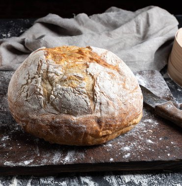 Tahtadaki beyaz buğday unundan yapılmış fırınlanmış ekmek.