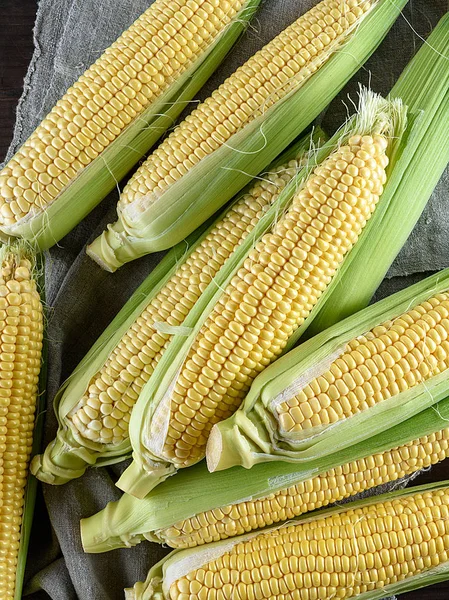 Färska Mogna Majskolvar Grå Linne Servett Ovanifrån — Stockfoto