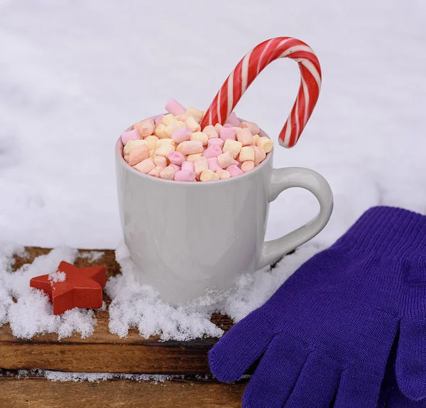 Graue Keramiktasse Mit Heißer Schokolade Und Marshmallow Stücken Schnee — Stockfoto