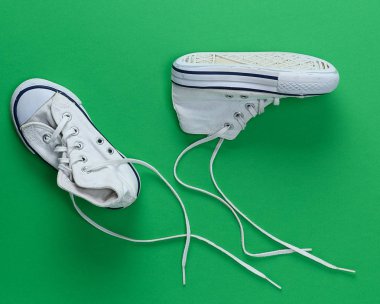 yeşil bir arka plan, üstten görünüm çözülmüş dantel ile beyaz eski tekstil Ayakkabı