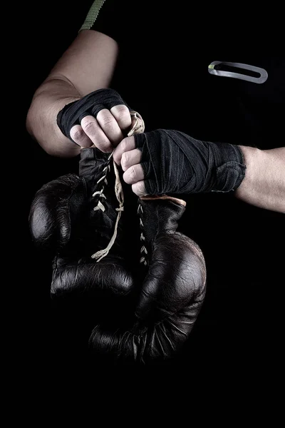 Par Luvas Esportivas Boxe Muito Antigas Nas Mãos Dos Homens — Fotografia de Stock