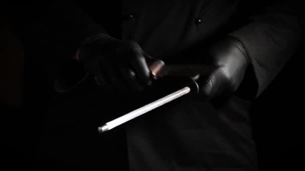 Cocinar Guantes Látex Negro Agudiza Cuchillo Sobre Una Mesa Madera — Vídeo de stock