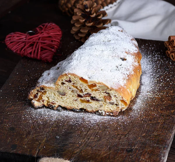 Stollen Bakat Traditionella Europeiska Tårta Med Nötter Och Frukt Ovanifrån — Stockfoto