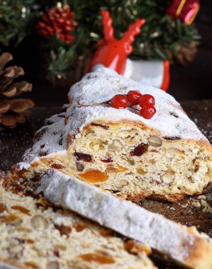 Stollen fındık ile geleneksel bir Avrupa pasta ve şeker buzlanma ile silkeledi ve parçalar halinde kesilmiş meyve şekerlenmiş,