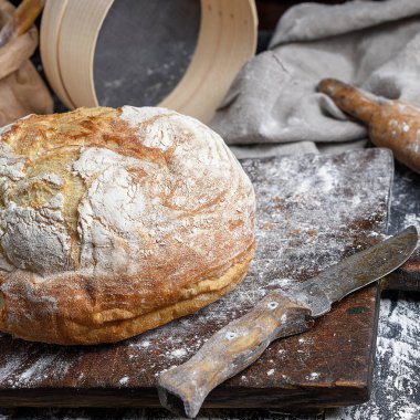  yuvarlak beyaz buğday ekmek kahverengi eski ahşap tahta üzerinde pişmiş, yakın çekim