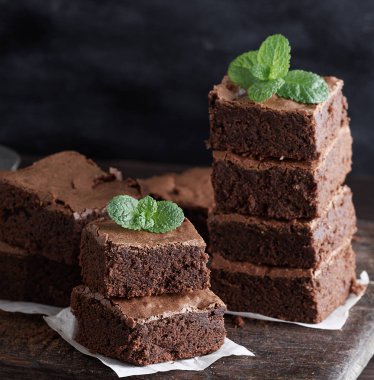 yığın kare adet ahşap tahta üzerinde fırında kahverengi kek pastası