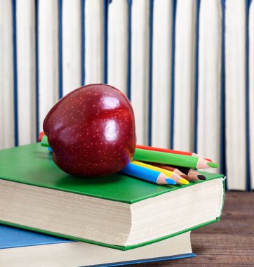 Kitaplar, okul için arka plan bir yığında yalan olgun kırmızı elma