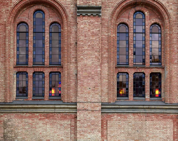 Vitray Pencereler Bir Tuğla Binada Penceresiyle — Stok fotoğraf